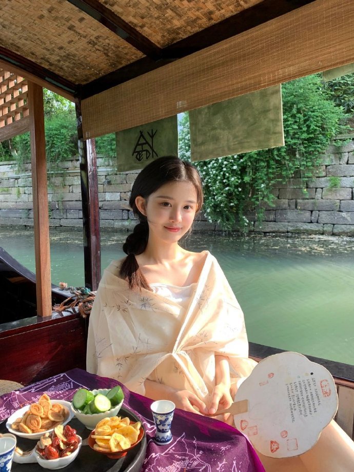 悄悄问圣僧女儿美不美   苏州（艺校生）