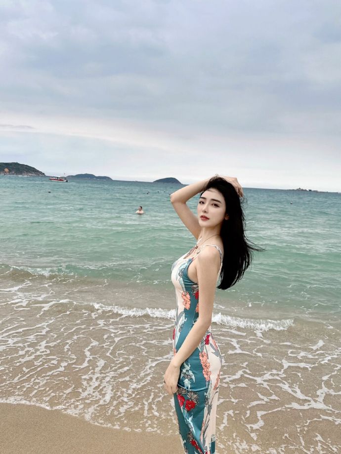 喜欢被海浪拍打在沙滩上，更喜欢在️上浪