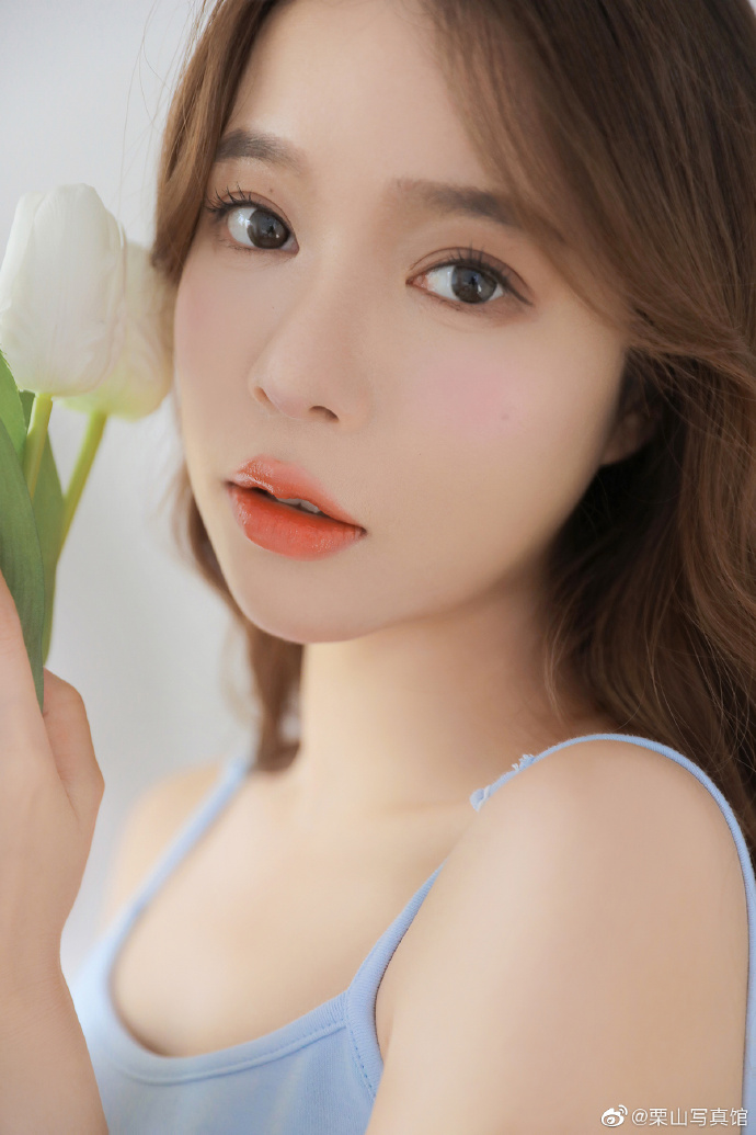 想借夏天的风贴近你 ☁️    -