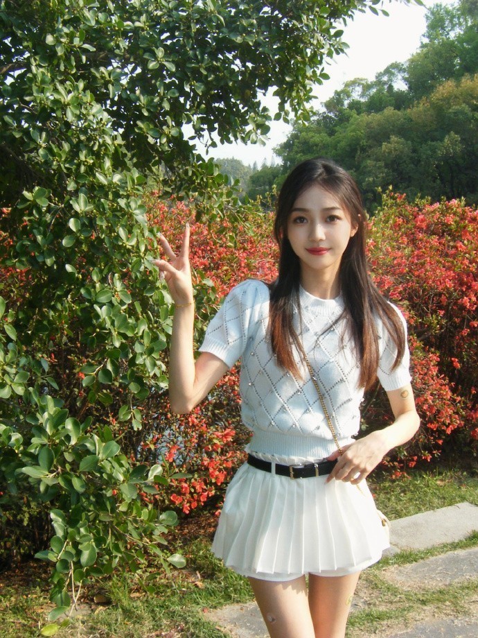 落在我蓝色百褶裙上，<成都>