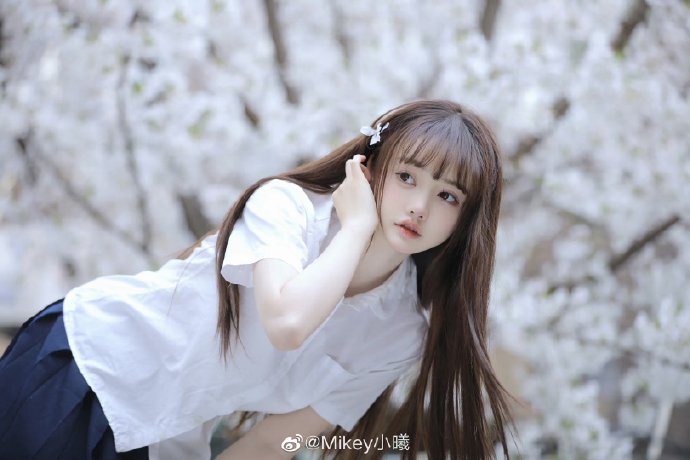 樱花少女摄影：@Mikey小曦 出镜：@兰幼金